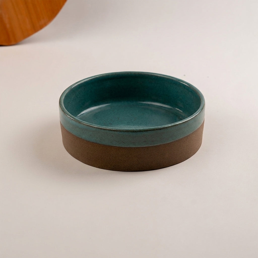 Travessa Redonda Borda Reta (esmalte fora até o meio) em cerâmica artesanal — tamanho 20CM Ø x 6CM A, argila Cappuccino, esmalte Verde Exército