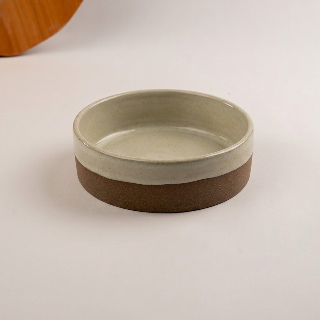 Travessa Redonda Borda Reta (esmalte fora até o meio) em cerâmica artesanal — tamanho 20CM Ø x 6CM A, argila Cappuccino, esmalte Verde Pompeia