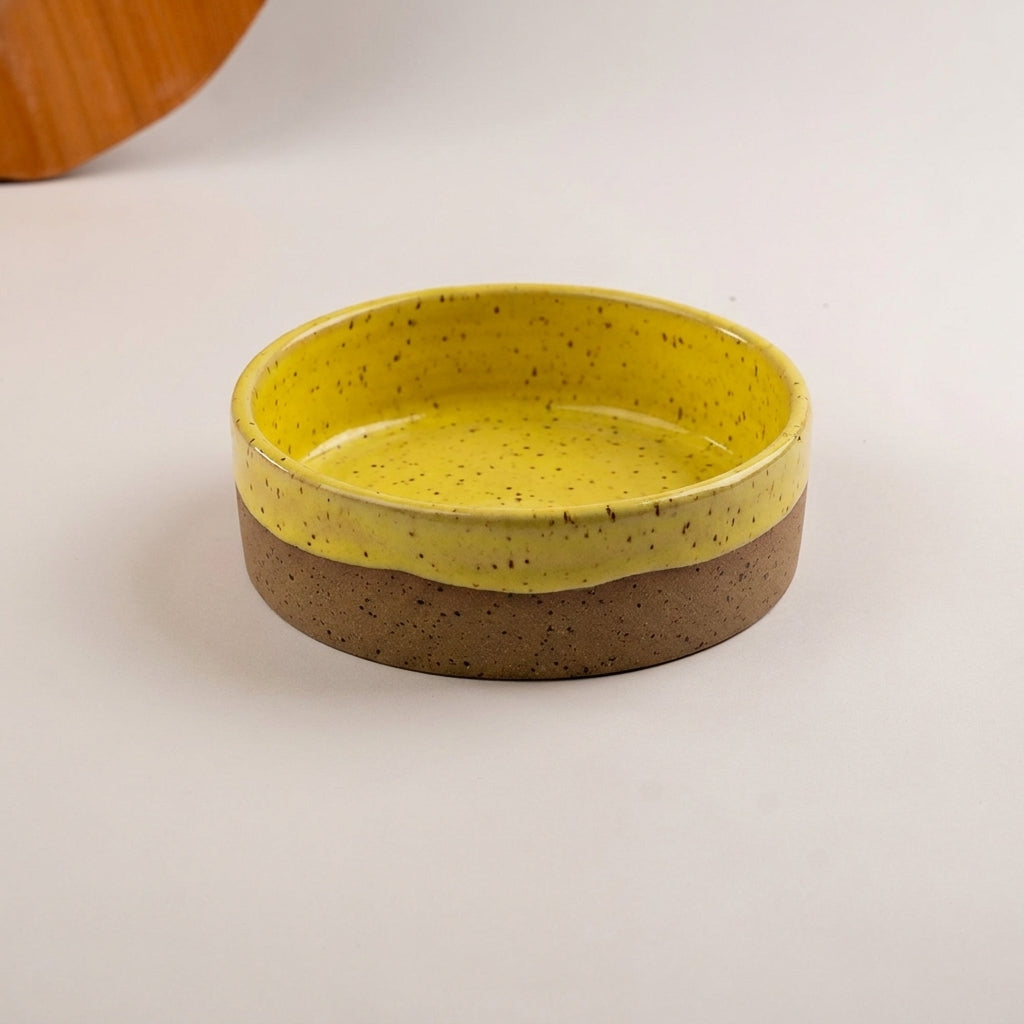 Travessa Redonda Borda Reta (esmalte fora até o meio) em cerâmica artesanal — tamanho 20CM Ø x 6CM A, argila Flocos, esmalte Amarelo Intenso