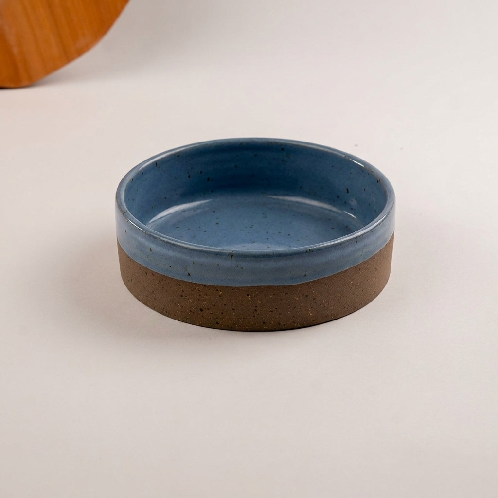 Travessa Redonda Borda Reta (esmalte fora até o meio) em cerâmica artesanal — tamanho 20CM Ø x 6CM A, argila Flocos, esmalte Azul Safira