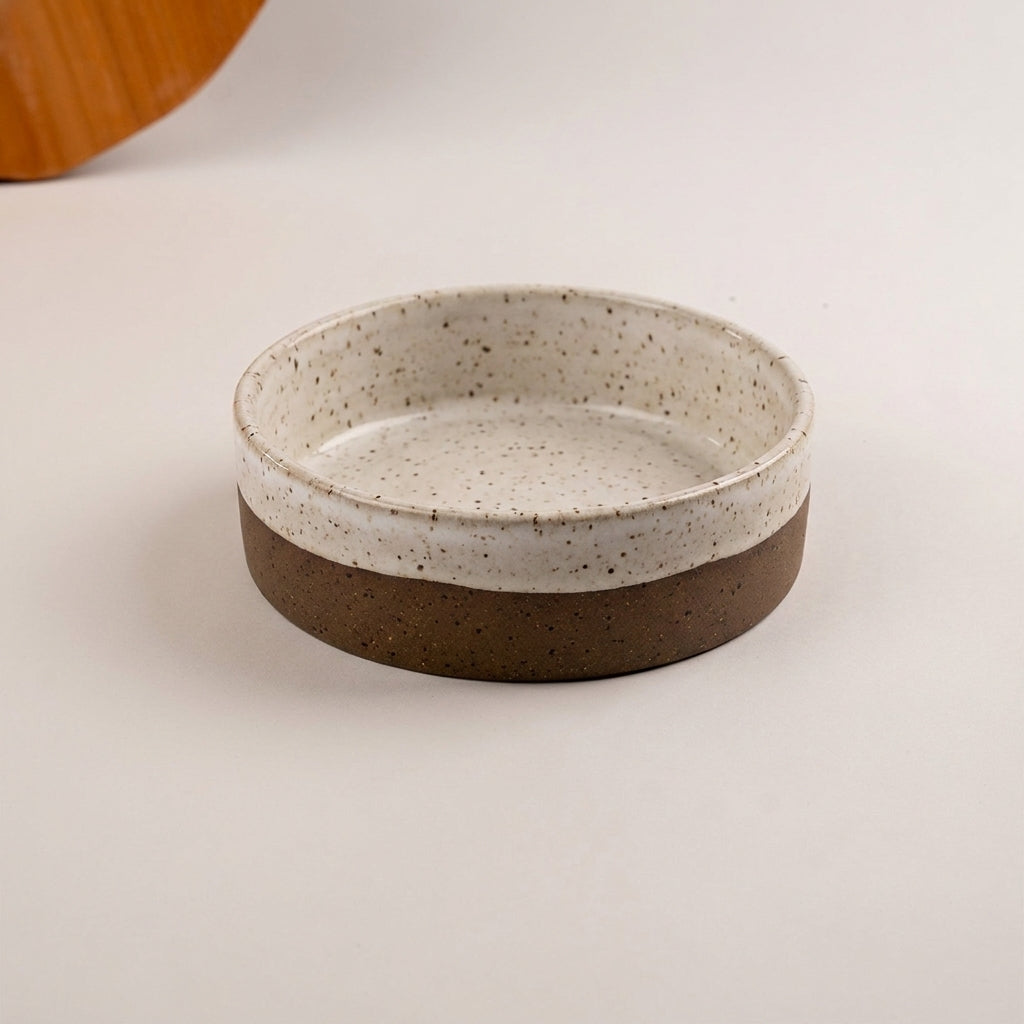 Travessa Redonda Borda Reta (esmalte fora até o meio) em cerâmica artesanal — tamanho 20CM Ø x 6CM A, argila Flocos, esmalte Branco AMME