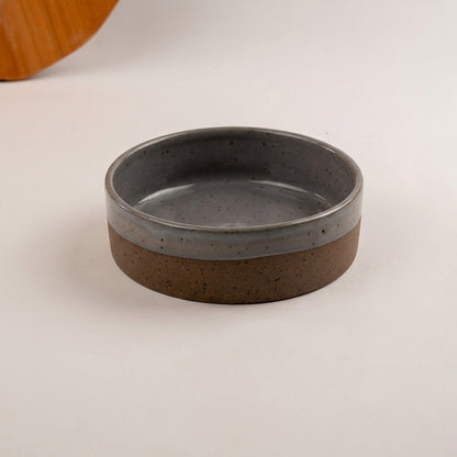Travessa Redonda Borda Reta (esmalte fora até o meio) em cerâmica artesanal — tamanho 20CM Ø x 6CM A, argila Flocos, esmalte Grafite