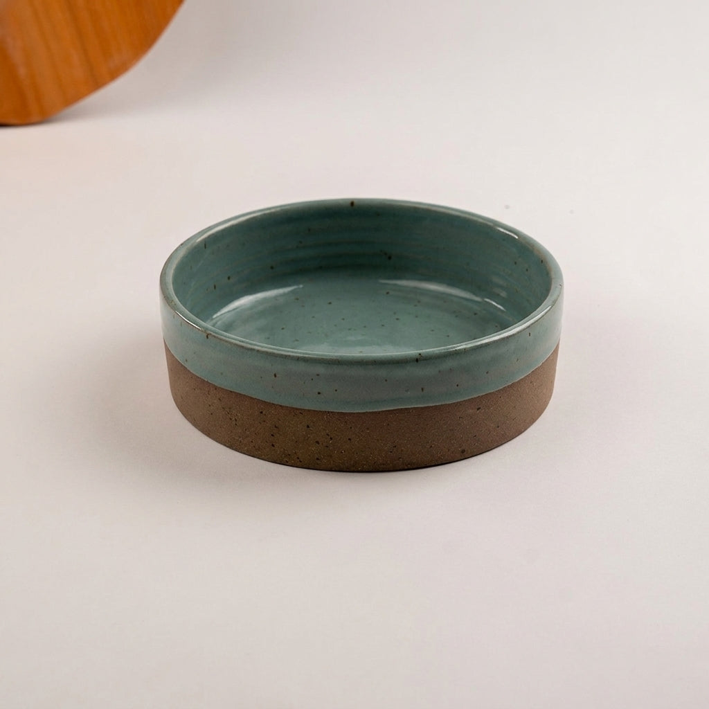 Travessa Redonda Borda Reta (esmalte fora até o meio) em cerâmica artesanal — tamanho 20CM Ø x 6CM A, argila Flocos, esmalte Verde Exército
