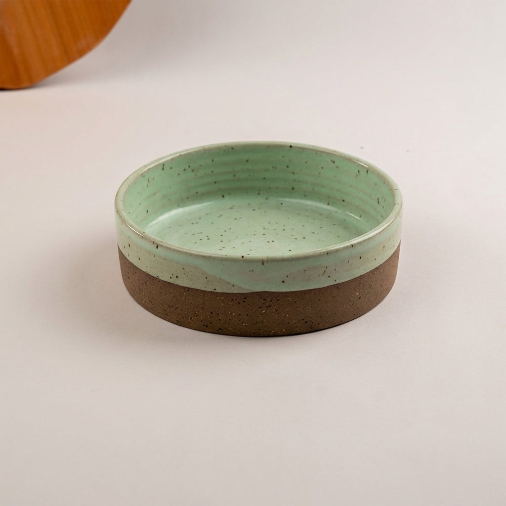 Travessa Redonda Borda Reta (esmalte fora até o meio) em cerâmica artesanal — tamanho 20CM Ø x 6CM A, argila Flocos, esmalte Verde Menta