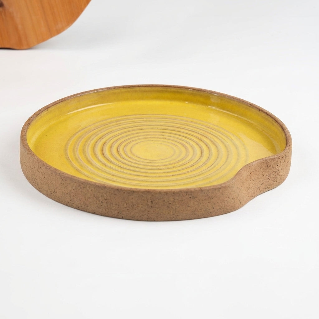 Travessa Redonda Borda Reta Amassadinha com Espiral em cerâmica artesanal — argila Cappuccino, esmalte Amarelo Intenso