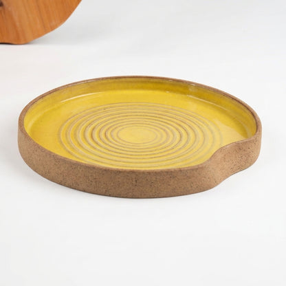 Travessa Redonda Borda Reta Amassadinha com Espiral em cerâmica artesanal — argila Cappuccino, esmalte Amarelo Intenso