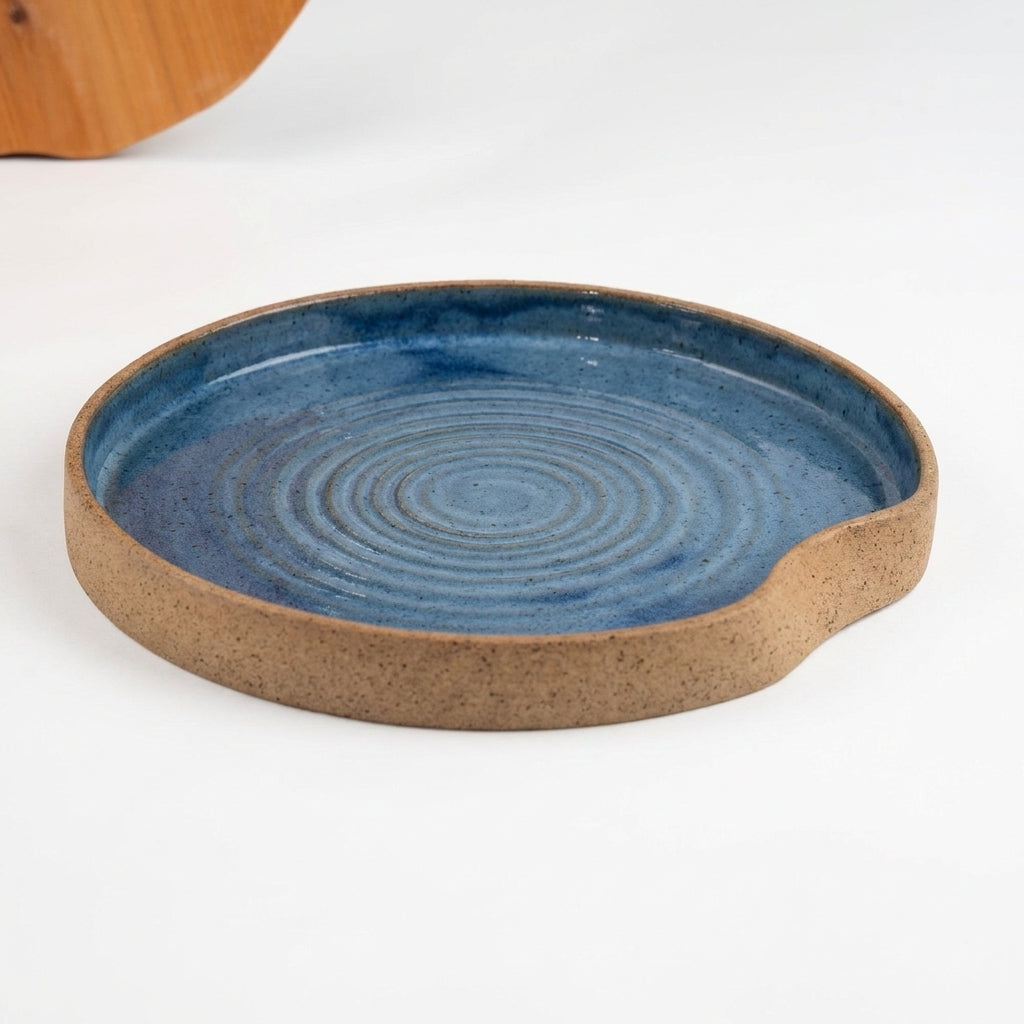 Travessa Redonda Borda Reta Amassadinha com Espiral em cerâmica artesanal — argila Cappuccino, esmalte Azul Safira