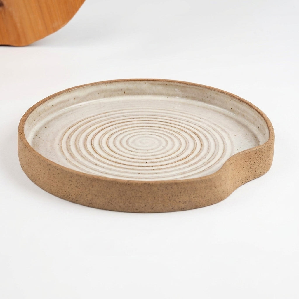 Travessa Redonda Borda Reta Amassadinha com Espiral em cerâmica artesanal — argila Cappuccino, esmalte Branco AMME