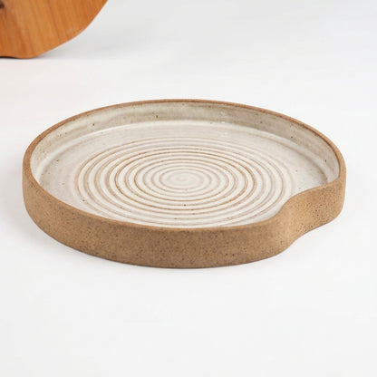 Travessa Redonda Borda Reta Amassadinha com Espiral em cerâmica artesanal — argila Cappuccino, esmalte Branco AMME
