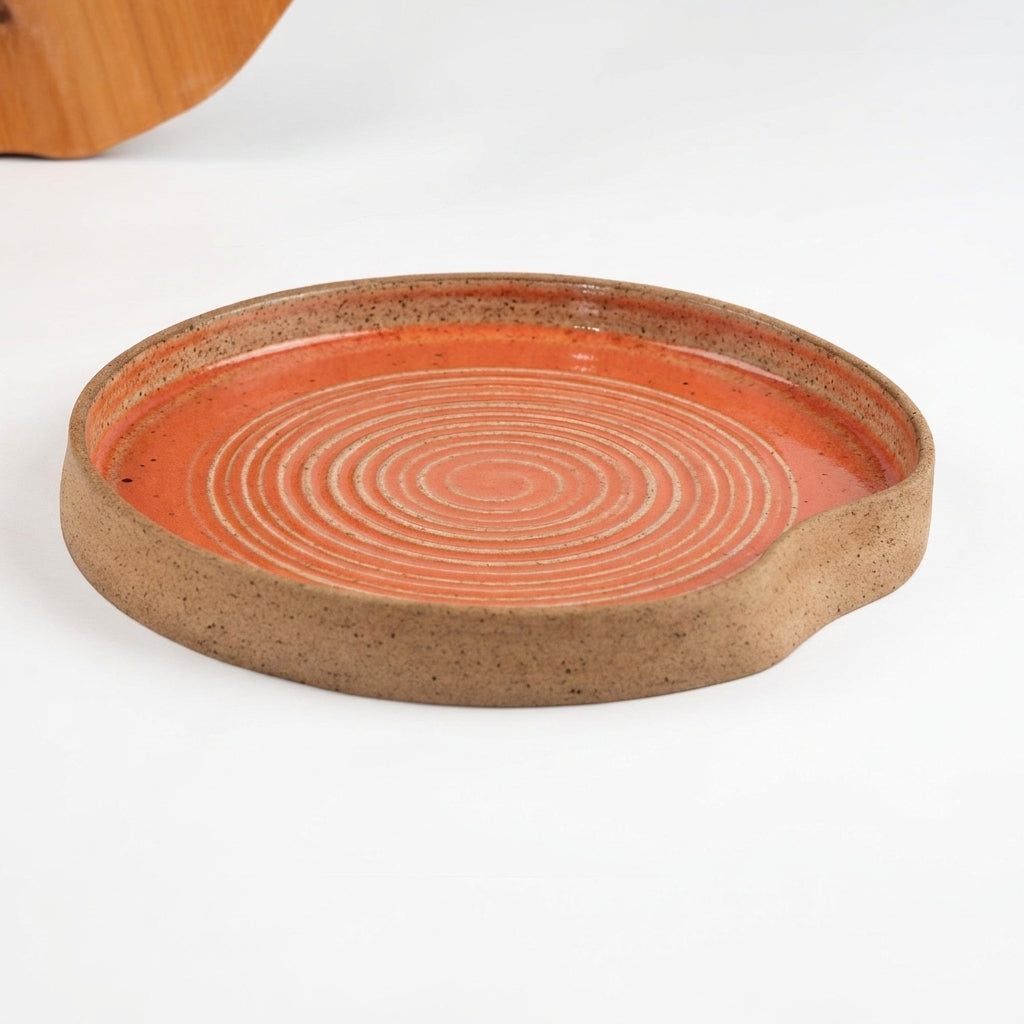 Travessa Redonda Borda Reta Amassadinha com Espiral em cerâmica artesanal — argila Cappuccino, esmalte Laranja Intenso