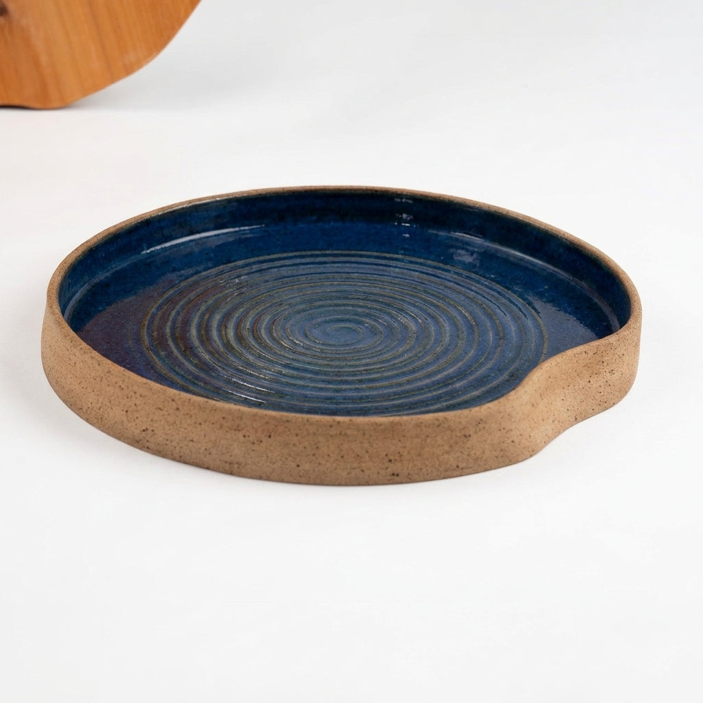 Travessa Redonda Borda Reta Amassadinha com Espiral em cerâmica artesanal — argila Cappuccino, esmalte Lazuli