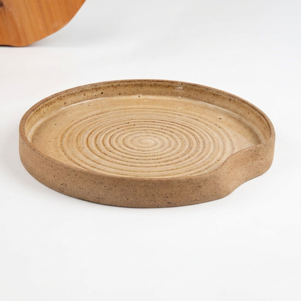 Travessa Redonda Borda Reta Amassadinha com Espiral em cerâmica artesanal — argila Cappuccino, esmalte Pedra Sabão