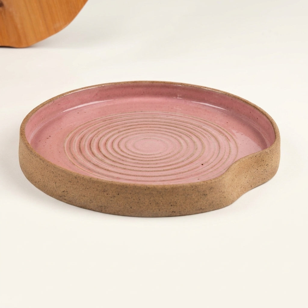 Travessa Redonda Borda Reta Amassadinha com Espiral em cerâmica artesanal — argila Cappuccino, esmalte Rosa Barbie