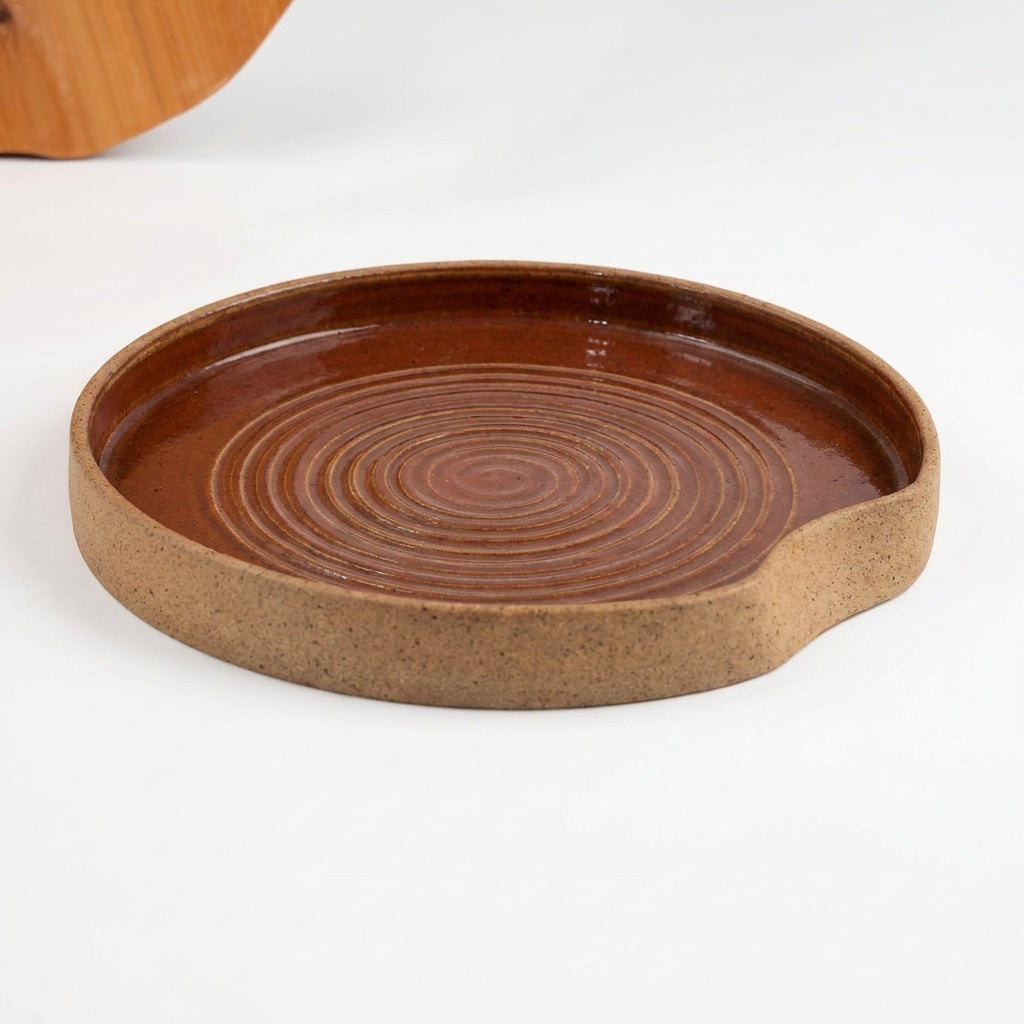 Travessa Redonda Borda Reta Amassadinha com Espiral em cerâmica artesanal — argila Cappuccino, esmalte Sol de Terracota