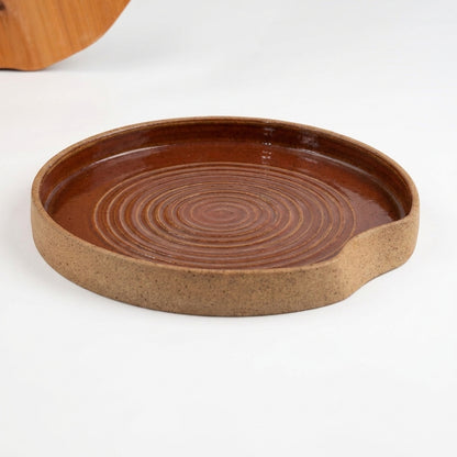 Travessa Redonda Borda Reta Amassadinha com Espiral em cerâmica artesanal — argila Cappuccino, esmalte Sol de Terracota