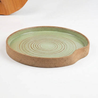 Travessa Redonda Borda Reta Amassadinha com Espiral em cerâmica artesanal — argila Cappuccino, esmalte Verde Menta