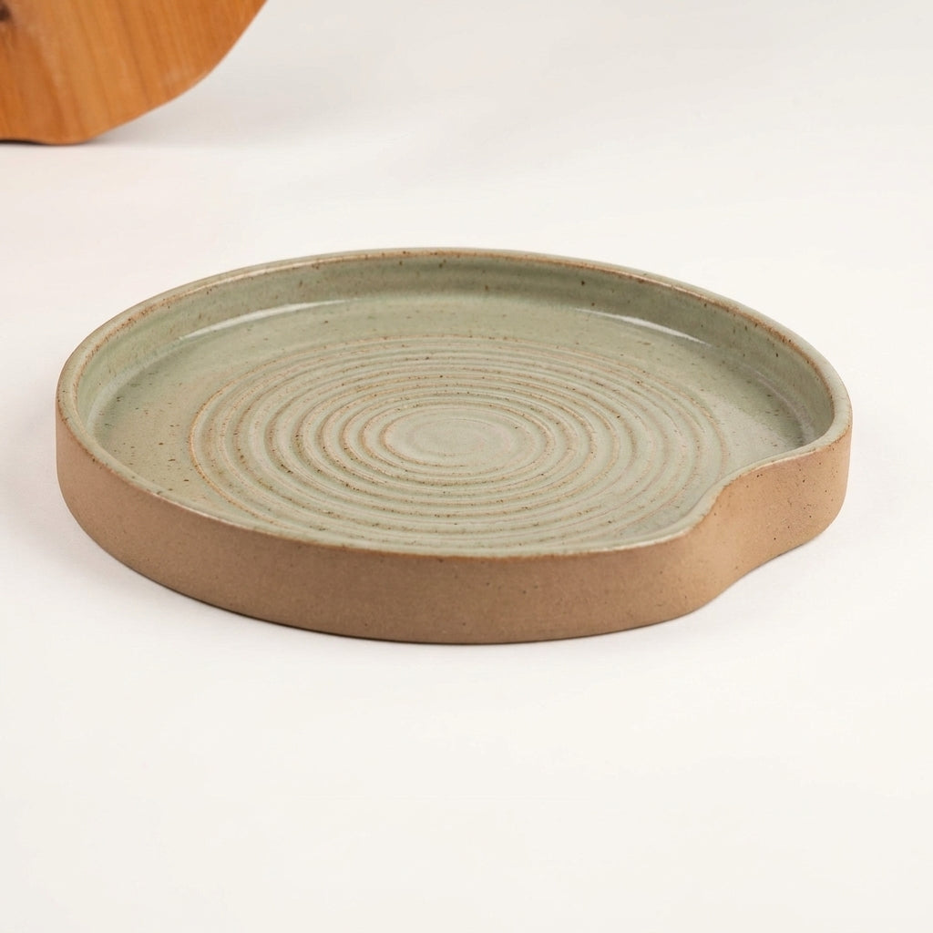 Travessa Redonda Borda Reta Amassadinha com Espiral em cerâmica artesanal — argila Cappuccino, esmalte Verde Pompeia