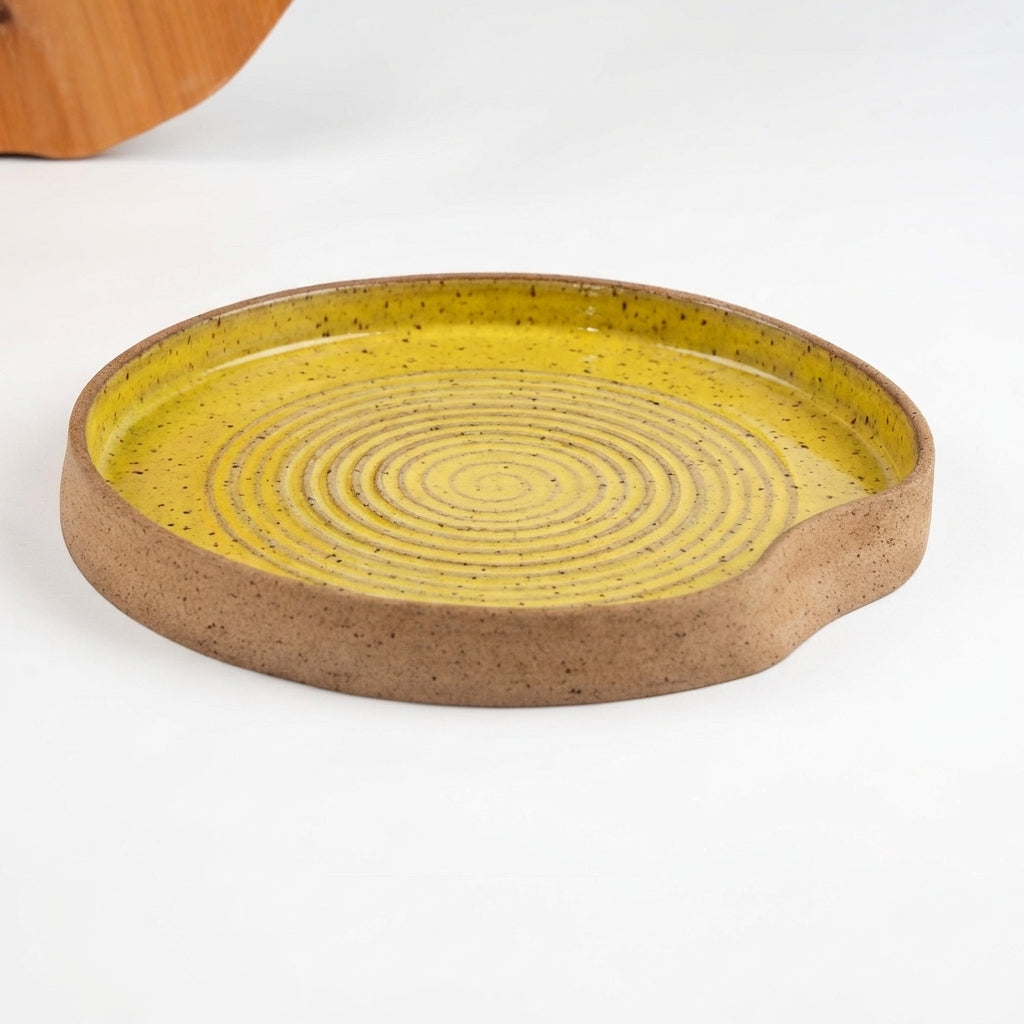 Travessa Redonda Borda Reta Amassadinha com Espiral em cerâmica artesanal — argila Flocos, esmalte Amarelo Intenso