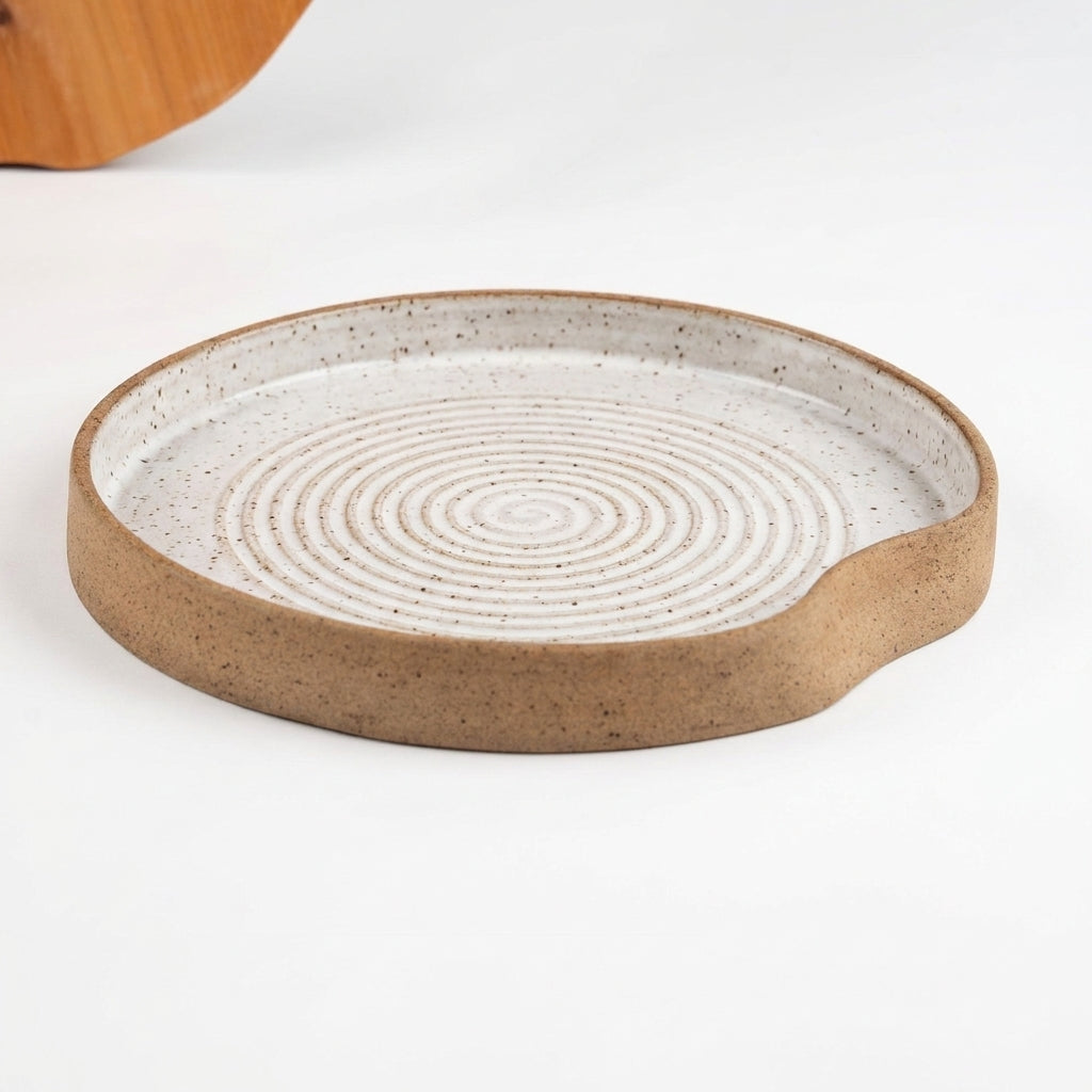 Travessa Redonda Borda Reta Amassadinha com Espiral em cerâmica artesanal — argila Flocos, esmalte Branco AMME
