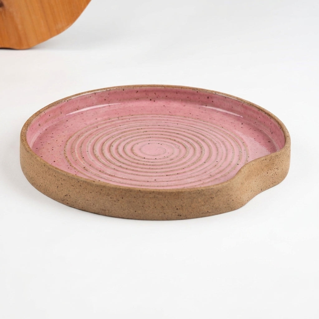 Travessa Redonda Borda Reta Amassadinha com Espiral em cerâmica artesanal — argila Flocos, esmalte Rosa Barbie