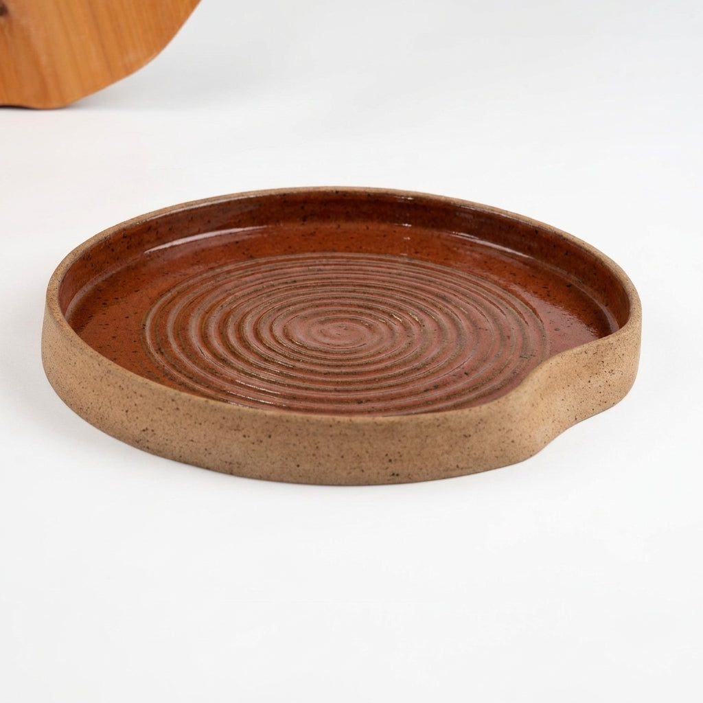 Travessa Redonda Borda Reta Amassadinha com Espiral em cerâmica artesanal — argila Flocos, esmalte Sol de Terracota