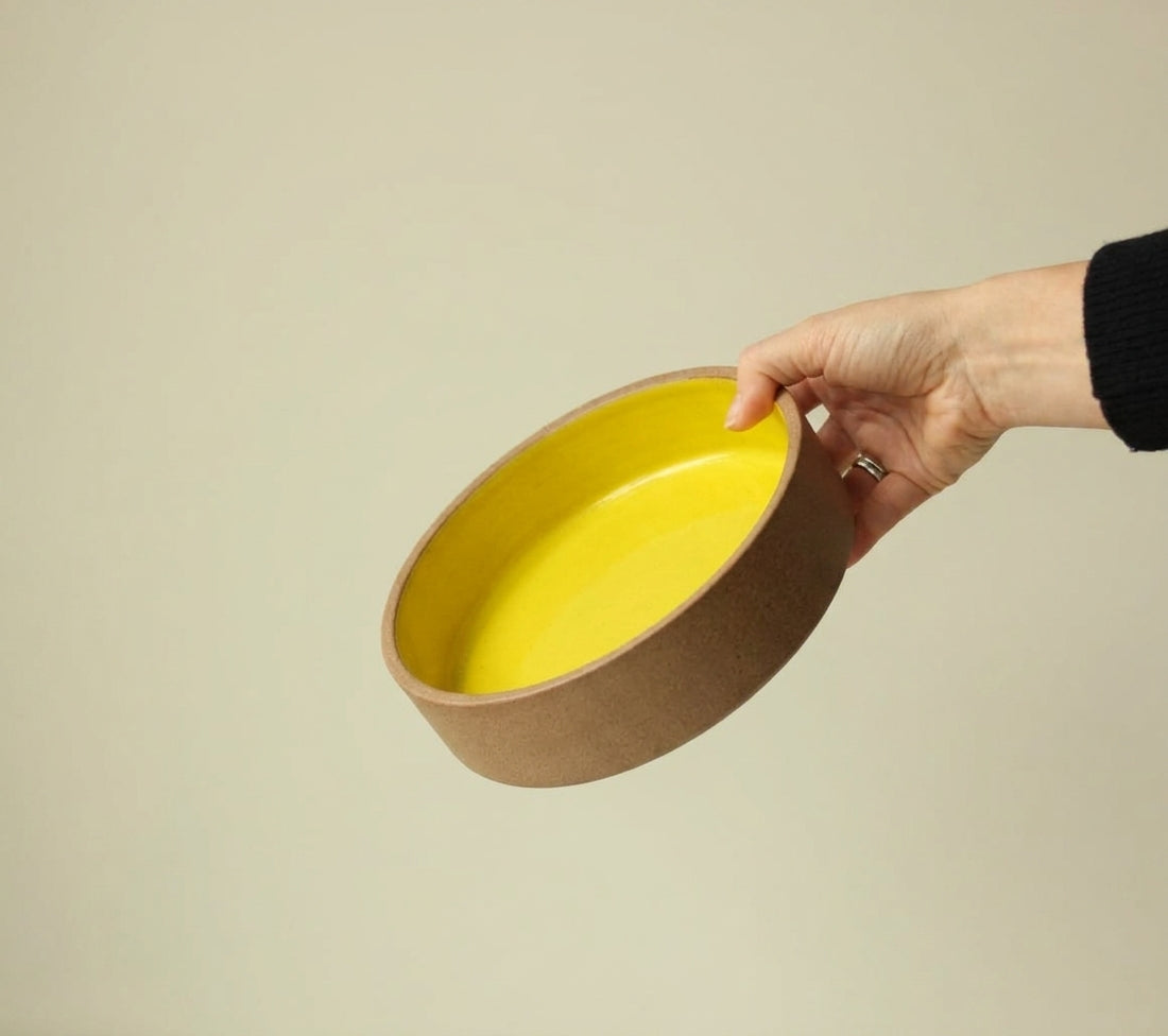 Travessa Redonda Borda Reta em cerâmica artesanal — tamanho 20CM x 6CM, argila Cappuccino, esmalte Amarelo Intenso