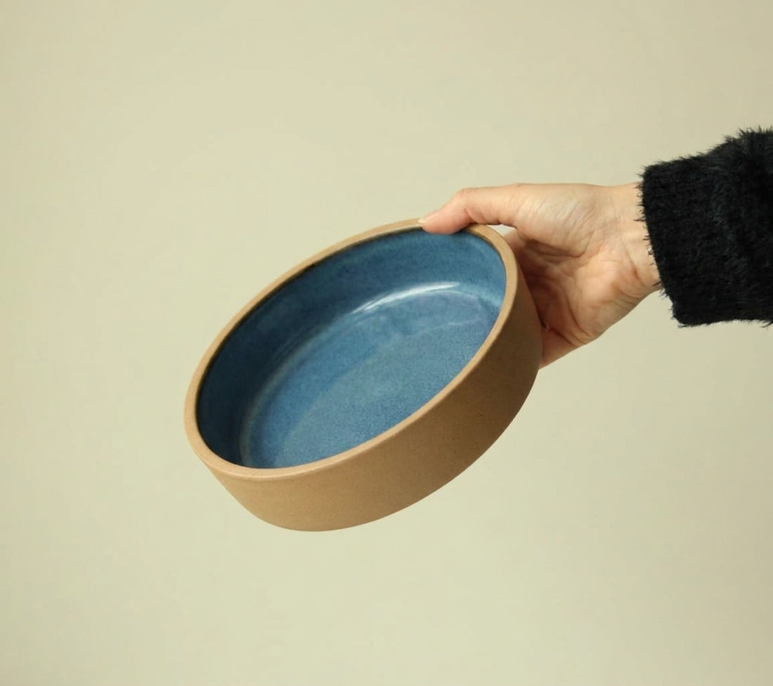Travessa Redonda Borda Reta em cerâmica artesanal — tamanho 20CM x 6CM, argila Cappuccino, esmalte Azul Safira