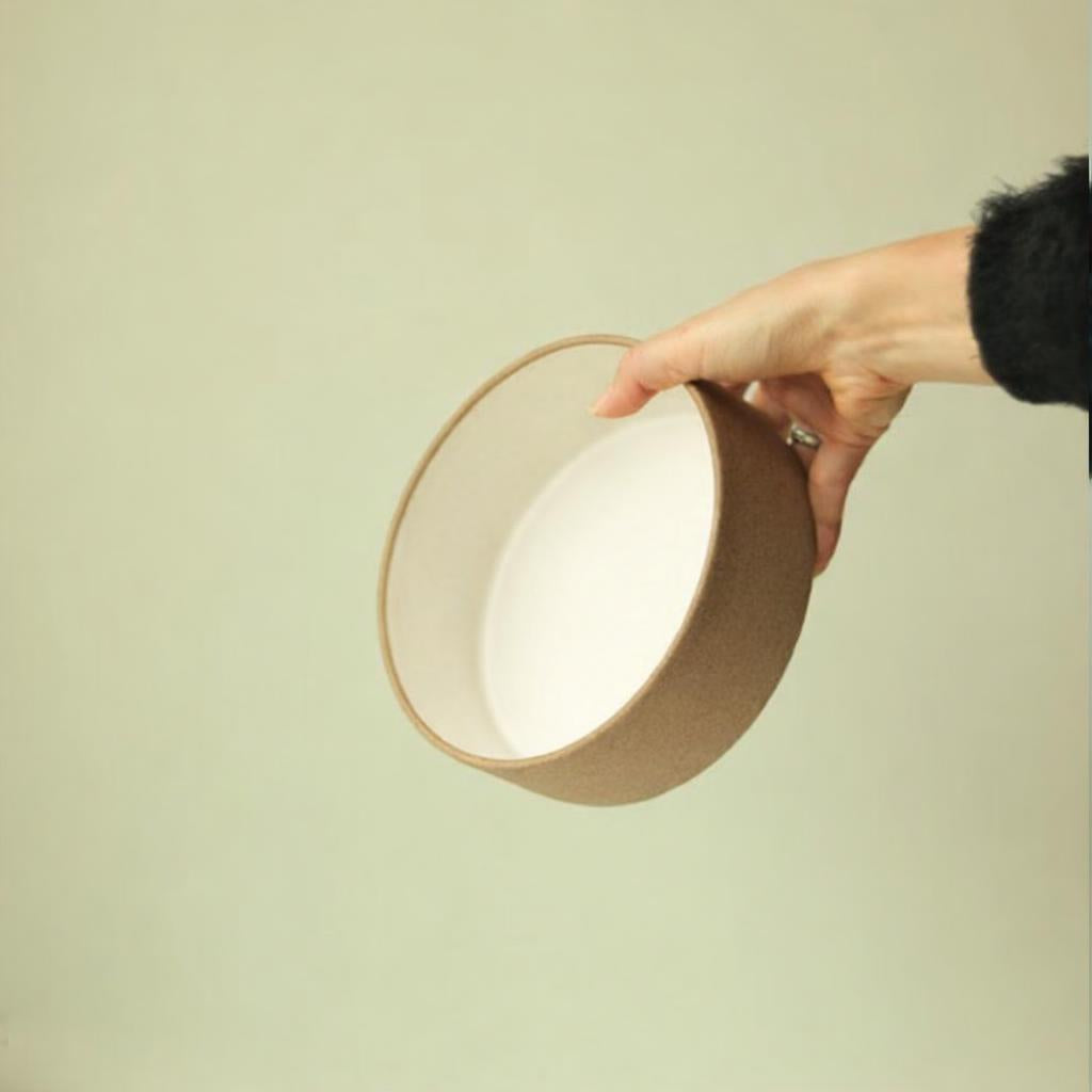 Travessa Redonda Borda Reta em cerâmica artesanal — tamanho 20CM x 6CM, argila Cappuccino, esmalte Branco AMME