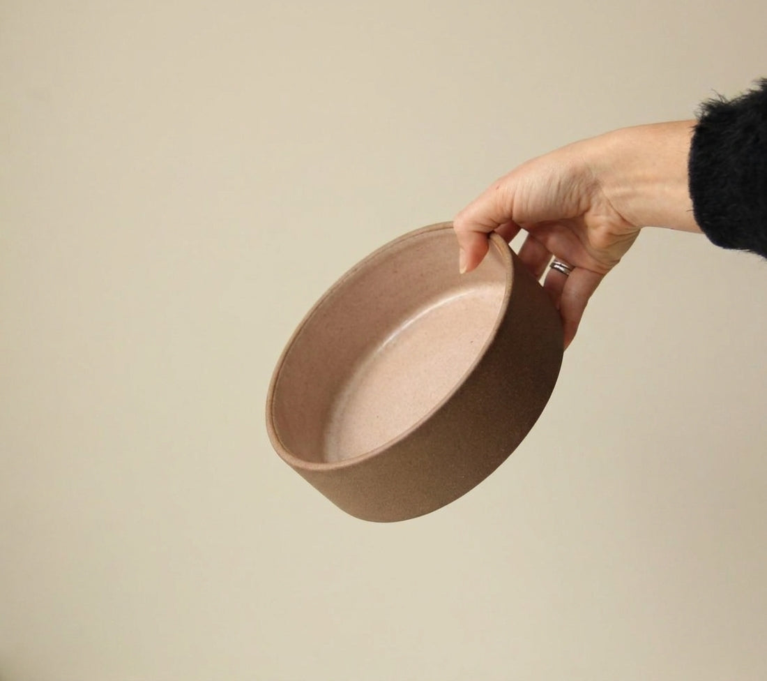 Travessa Redonda Borda Reta em cerâmica artesanal — tamanho 20CM x 6CM, argila Cappuccino, esmalte Nude