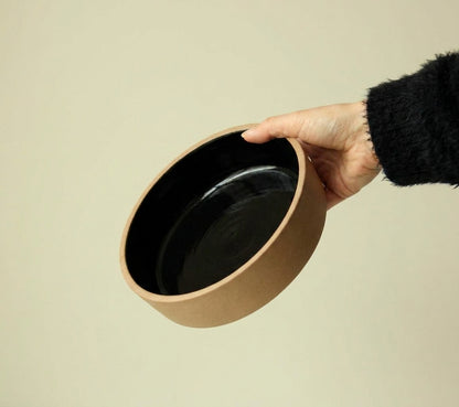 Travessa Redonda Borda Reta em cerâmica artesanal — tamanho 20CM x 6CM, argila Cappuccino, esmalte Preto Ébano