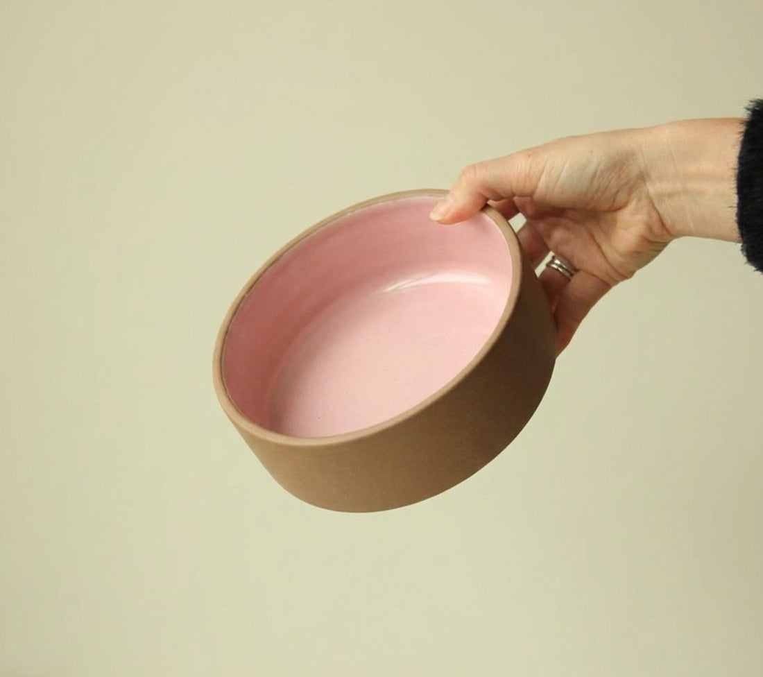 Travessa Redonda Borda Reta em cerâmica artesanal — tamanho 20CM x 6CM, argila Cappuccino, esmalte Rosa Barbie