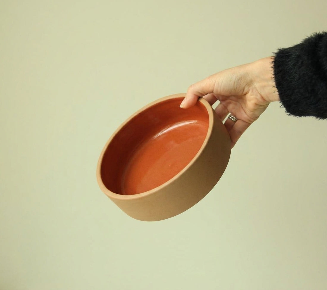 Travessa Redonda Borda Reta em cerâmica artesanal — tamanho 20CM x 6CM, argila Cappuccino, esmalte Sol de Terracota