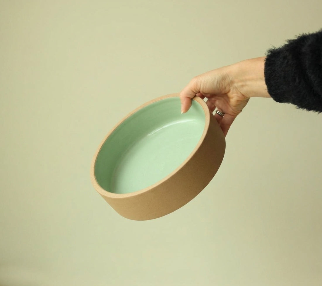 Travessa Redonda Borda Reta em cerâmica artesanal — tamanho 20CM x 6CM, argila Cappuccino, esmalte Verde Menta