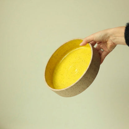 Travessa Redonda Borda Reta em cerâmica artesanal — tamanho 20CM x 6CM, argila Flocos, esmalte Amarelo Intenso