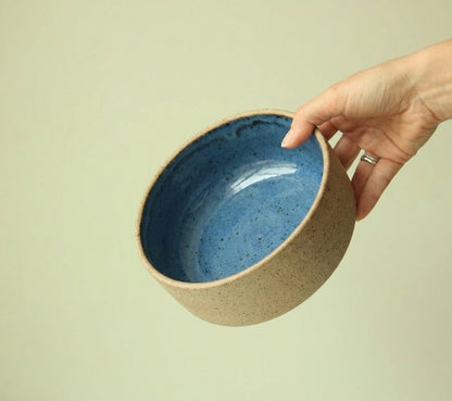 Travessa Redonda Borda Reta em cerâmica artesanal — tamanho 20CM x 6CM, argila Flocos, esmalte Azul Safira