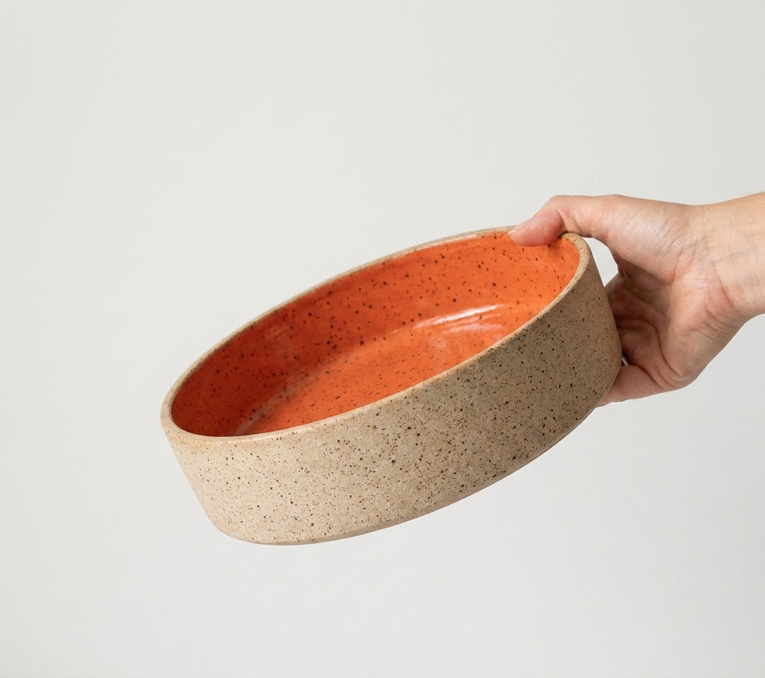 Travessa Redonda Borda Reta em cerâmica artesanal — tamanho 20CM x 6CM, argila Flocos, esmalte Laranja Intenso