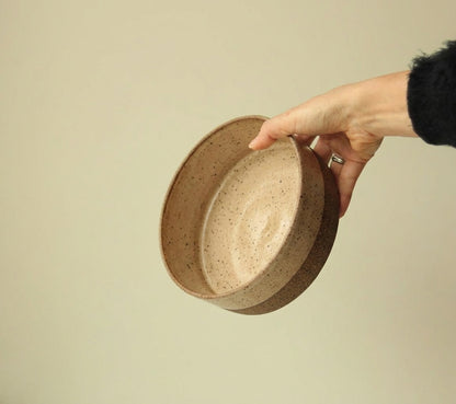 Travessa Redonda Borda Reta em cerâmica artesanal — tamanho 20CM x 6CM, argila Flocos, esmalte Nude