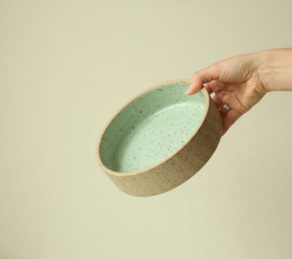 Travessa Redonda Borda Reta em cerâmica artesanal — tamanho 20CM x 6CM, argila Flocos, esmalte Verde Menta