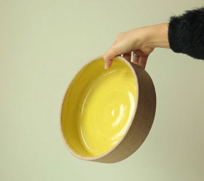 Travessa Redonda Borda Reta em cerâmica artesanal — tamanho 23CM x 6CM, argila Cappuccino, esmalte Amarelo Intenso
