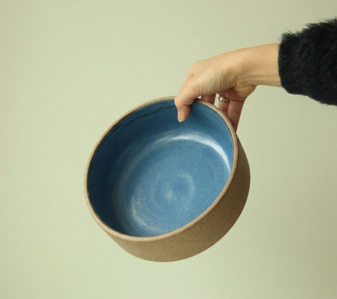 Travessa Redonda Borda Reta em cerâmica artesanal — tamanho 23CM x 6CM, argila Cappuccino, esmalte Azul Safira