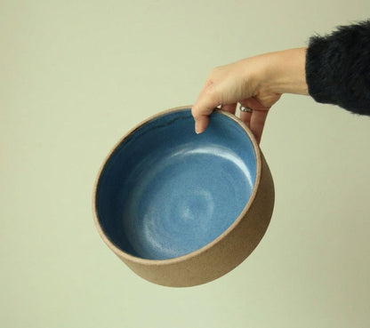 Travessa Redonda Borda Reta em cerâmica artesanal — tamanho 23CM x 6CM, argila Cappuccino, esmalte Azul Safira