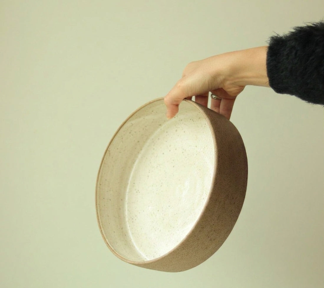 Travessa Redonda Borda Reta em cerâmica artesanal — tamanho 23CM x 6CM, argila Cappuccino, esmalte Branco AMME