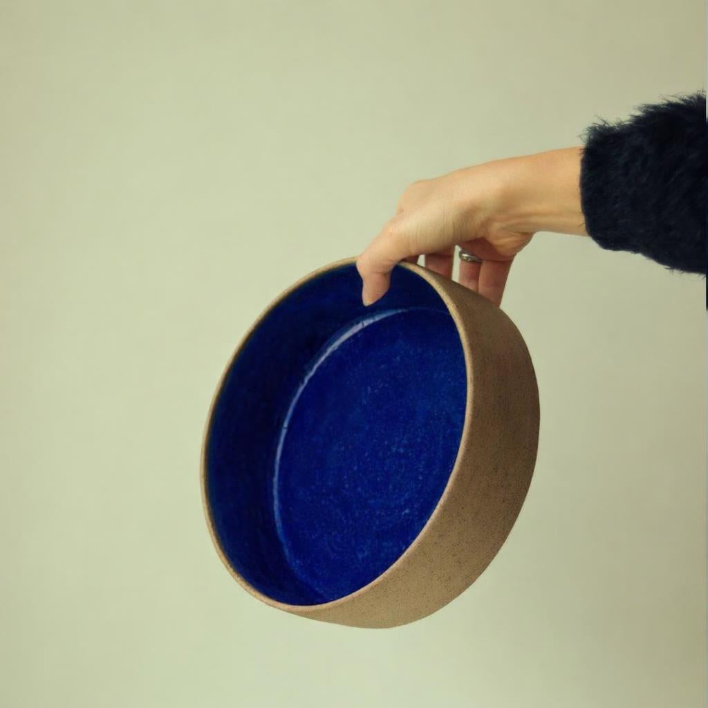 Travessa Redonda Borda Reta em cerâmica artesanal — tamanho 23CM x 6CM, argila Cappuccino, esmalte Lazuli