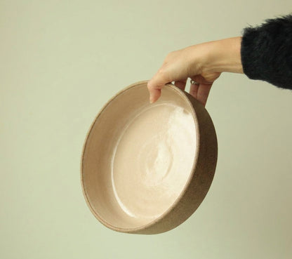 Travessa Redonda Borda Reta em cerâmica artesanal — tamanho 23CM x 6CM, argila Cappuccino, esmalte Nude