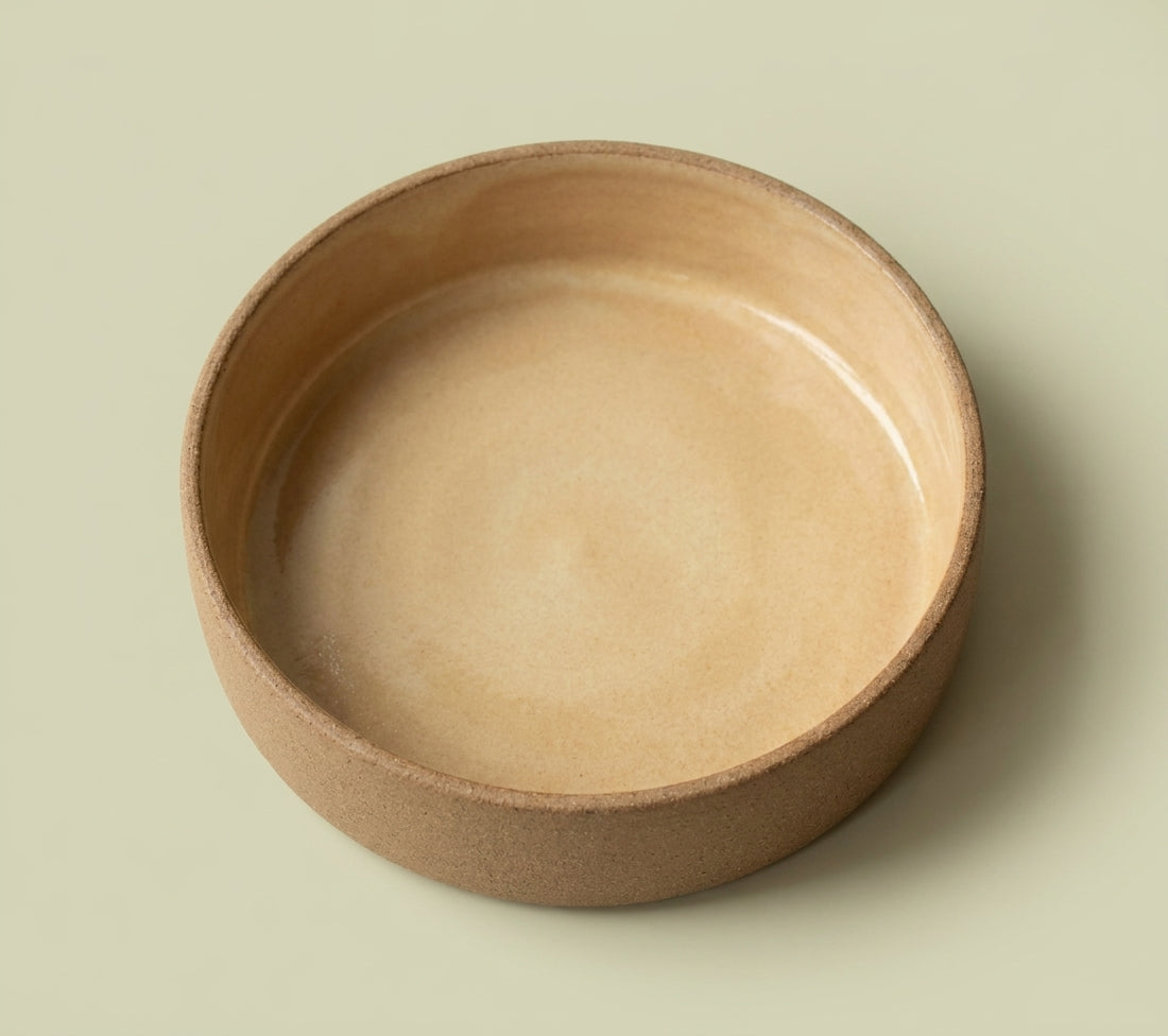 Travessa Redonda Borda Reta em cerâmica artesanal — tamanho 23CM x 6CM, argila Cappuccino, esmalte Pedra Sabão