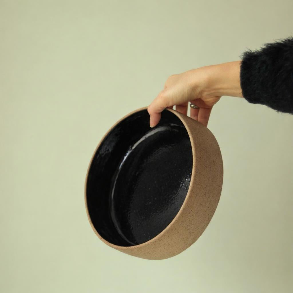 Travessa Redonda Borda Reta em cerâmica artesanal — tamanho 23CM x 6CM, argila Cappuccino, esmalte Preto Ébano