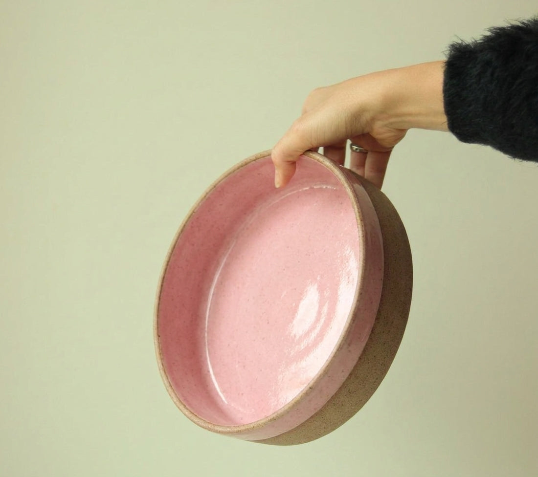 Travessa Redonda Borda Reta em cerâmica artesanal — tamanho 23CM x 6CM, argila Cappuccino, esmalte Rosa Barbie