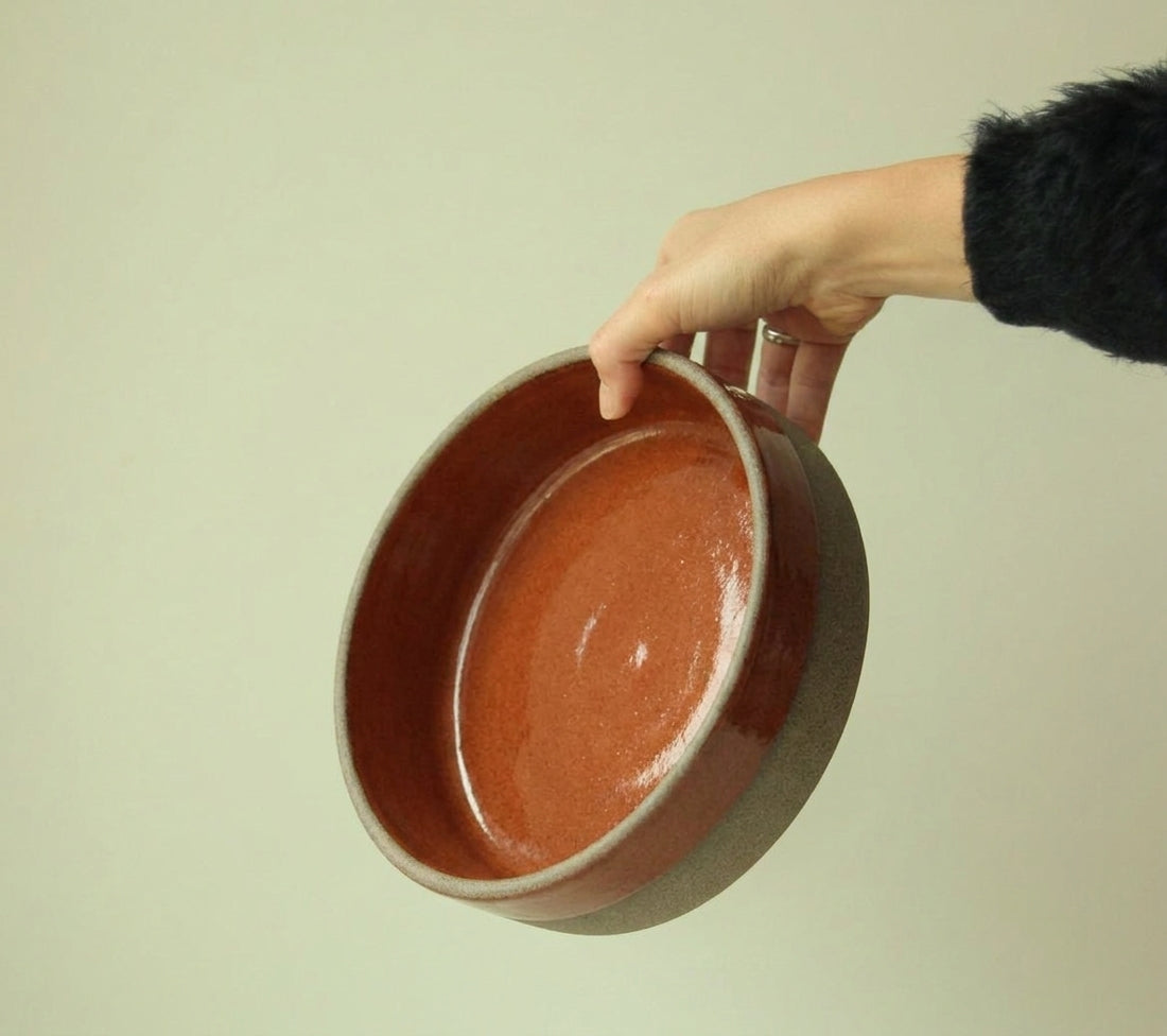 Travessa Redonda Borda Reta em cerâmica artesanal — tamanho 23CM x 6CM, argila Cappuccino, esmalte Sol de Terracota