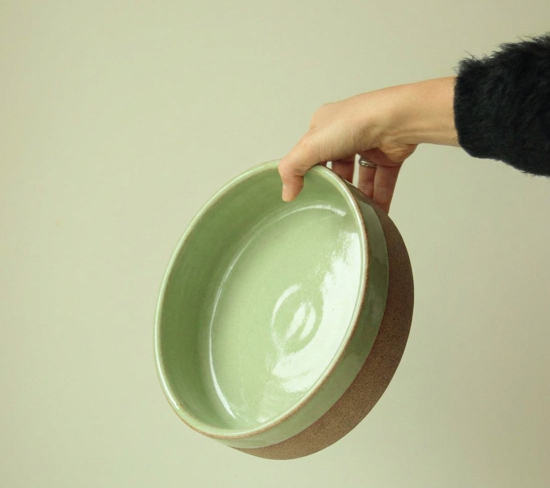 Travessa Redonda Borda Reta em cerâmica artesanal — tamanho 23CM x 6CM, argila Cappuccino, esmalte Verde Menta