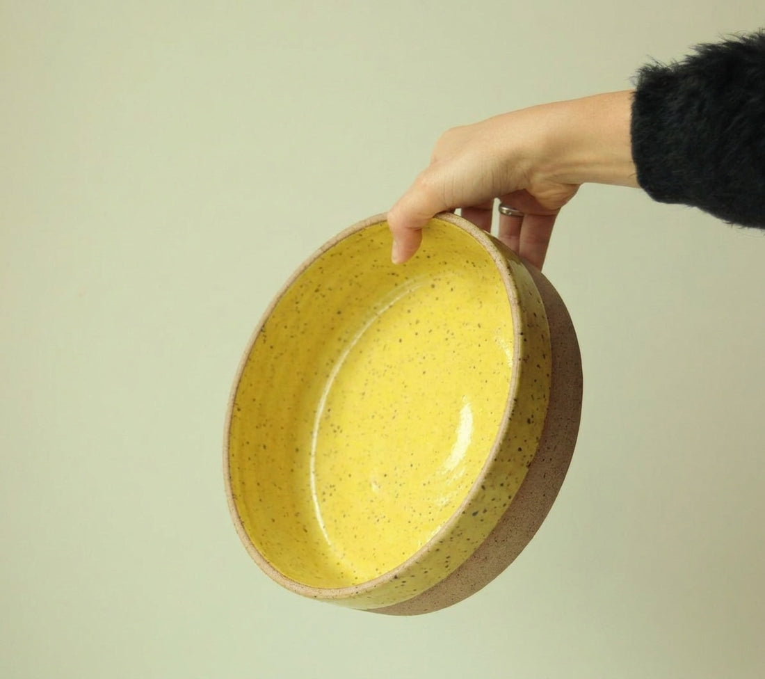 Travessa Redonda Borda Reta em cerâmica artesanal — tamanho 23CM x 6CM, argila Flocos, esmalte Amarelo Intenso